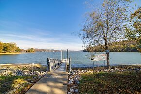 Waterloo Home: Walk to Pickwick Lake Fishing Pier!