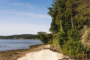 Waterfront Port Orchard Retreat w/ Furnished Deck!