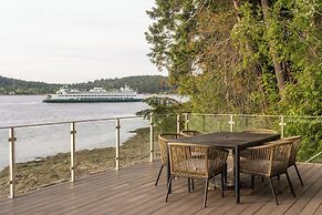 Waterfront Port Orchard Retreat w/ Furnished Deck!