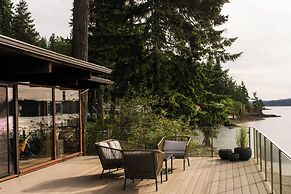 Waterfront Port Orchard Retreat w/ Furnished Deck!