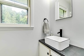 Modern Studio < 13 Mi to Saratoga Racetrack!