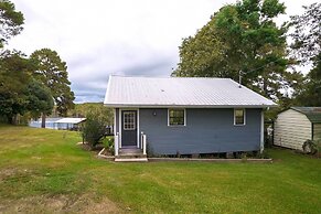 Doyline Cottage w/ Large Porch & Lake Access!