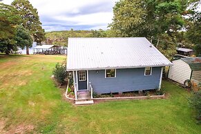 Doyline Cottage w/ Large Porch & Lake Access!
