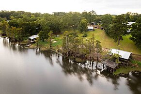 Doyline Cottage w/ Large Porch & Lake Access!