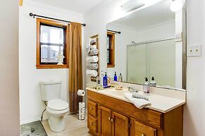 Doyline Cottage w/ Large Porch & Lake Access!