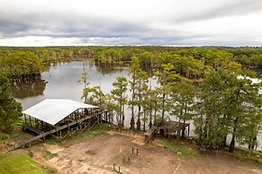 Doyline Cottage w/ Large Porch & Lake Access!