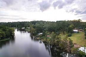 Doyline Cottage w/ Large Porch & Lake Access!