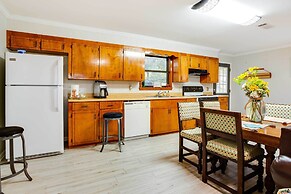 Doyline Cottage w/ Large Porch & Lake Access!