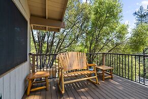 The Tree House With Hot Tub & Pool Table! 2 Bedroom Home by Redawning