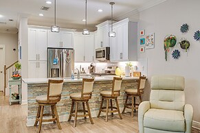 Airy Coastal Casa on Park: 6 Mi to Honeymoon Isle!