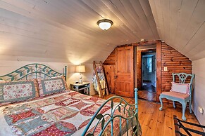 'lil Red Hen' Cottage in the Boone Area w/ Hot Tub