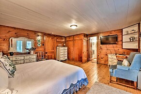 'lil Red Hen' Cottage in the Boone Area w/ Hot Tub