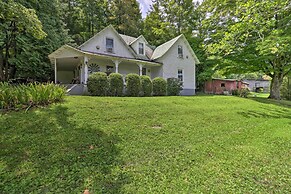 'lil Red Hen' Cottage in the Boone Area w/ Hot Tub