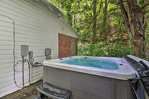 'lil Red Hen' Cottage in the Boone Area w/ Hot Tub