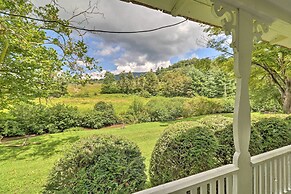 'lil Red Hen' Cottage in the Boone Area w/ Hot Tub