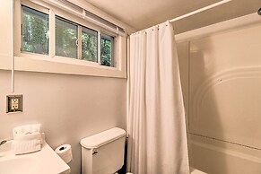 'lil Red Hen' Cottage in the Boone Area w/ Hot Tub