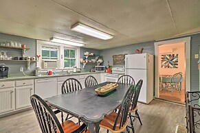 'lil Red Hen' Cottage in the Boone Area w/ Hot Tub