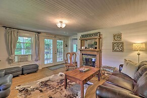 'lil Red Hen' Cottage in the Boone Area w/ Hot Tub
