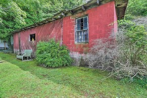 'lil Red Hen' Cottage in the Boone Area w/ Hot Tub