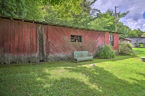 'lil Red Hen' Cottage in the Boone Area w/ Hot Tub