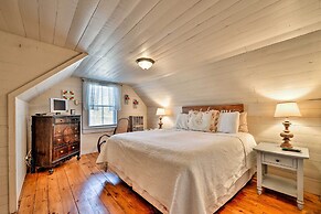 'lil Red Hen' Cottage in the Boone Area w/ Hot Tub