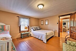 'lil Red Hen' Cottage in the Boone Area w/ Hot Tub