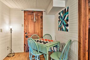 'lil Red Hen' Cottage in the Boone Area w/ Hot Tub