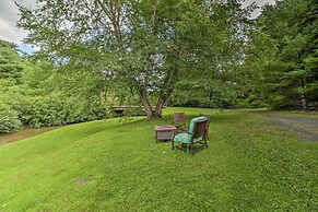 'lil Red Hen' Cottage in the Boone Area w/ Hot Tub