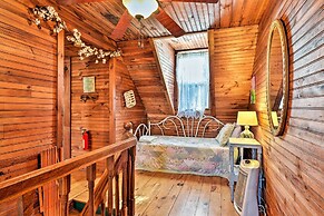 'lil Red Hen' Cottage in the Boone Area w/ Hot Tub