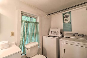 'lil Red Hen' Cottage in the Boone Area w/ Hot Tub