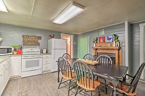 'lil Red Hen' Cottage in the Boone Area w/ Hot Tub