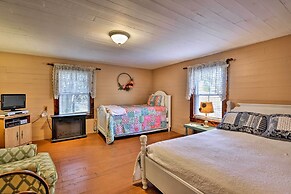 'lil Red Hen' Cottage in the Boone Area w/ Hot Tub