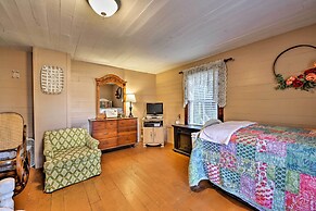 'lil Red Hen' Cottage in the Boone Area w/ Hot Tub