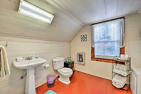 'lil Red Hen' Cottage in the Boone Area w/ Hot Tub