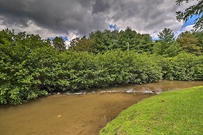 'lil Red Hen' Cottage in the Boone Area w/ Hot Tub