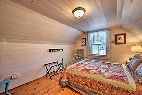'lil Red Hen' Cottage in the Boone Area w/ Hot Tub