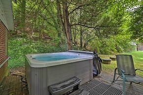 'lil Red Hen' Cottage in the Boone Area w/ Hot Tub