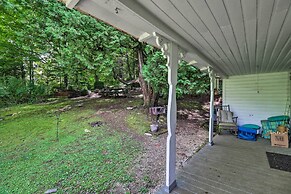 'lil Red Hen' Cottage in the Boone Area w/ Hot Tub