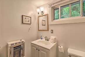 'lil Red Hen' Cottage in the Boone Area w/ Hot Tub