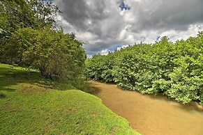 'lil Red Hen' Cottage in the Boone Area w/ Hot Tub