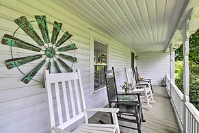 'lil Red Hen' Cottage in the Boone Area w/ Hot Tub