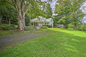 'lil Red Hen' Cottage in the Boone Area w/ Hot Tub