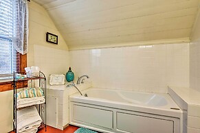 'lil Red Hen' Cottage in the Boone Area w/ Hot Tub