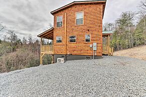Cozy Mtn Cabin: Spacious Deck & Forest Views!