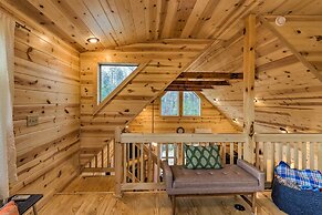Cozy Mtn Cabin: Spacious Deck & Forest Views!