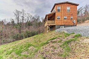 Cozy Mtn Cabin: Spacious Deck & Forest Views!