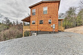 Cozy Mtn Cabin: Spacious Deck & Forest Views!