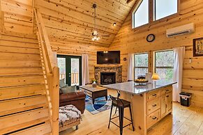 Cozy Mtn Cabin: Spacious Deck & Forest Views!