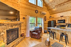 Cozy Mtn Cabin: Spacious Deck & Forest Views!