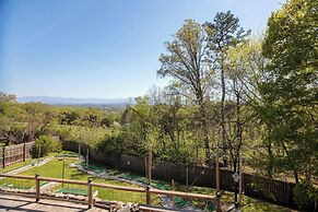 Hot Tub & Mini Golf: Mtn-view Haven in Kodak!